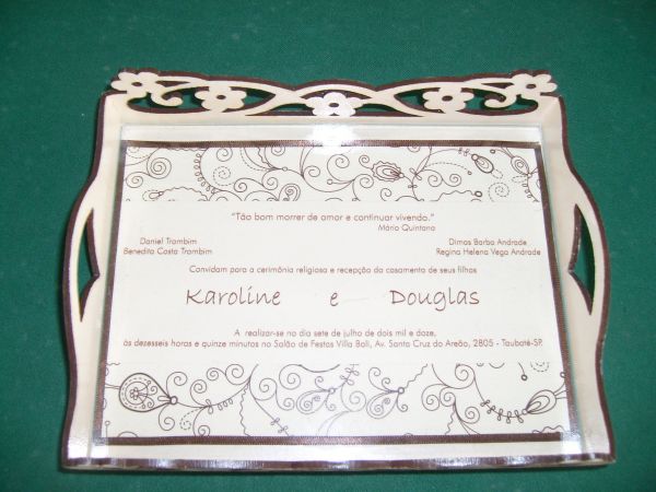 bandeja com convite de casamento